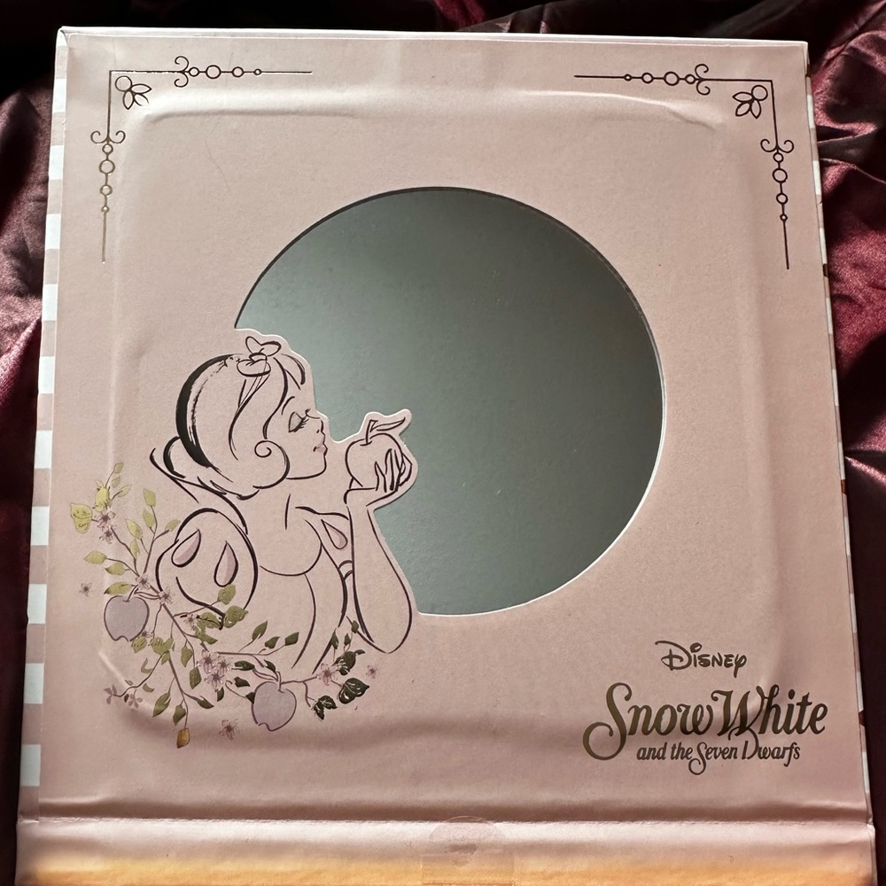 Disney Snow White Eyeshadow Palette Snow White and the seven dwarfs - Picture 4 of 6